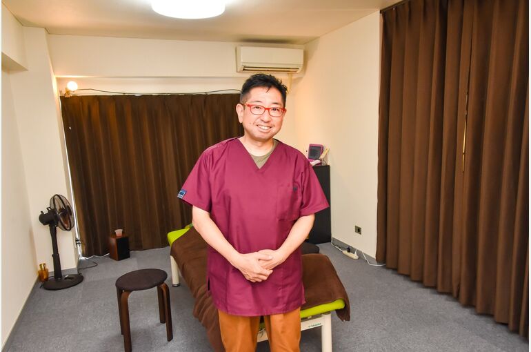 中野の推拿専門院・すいな健康院の施術室と施術者